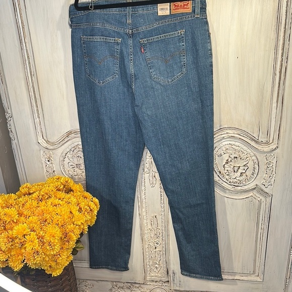 Levi’s NWT Classic Medium Wash Women's Jeans - Picture 9 of 10